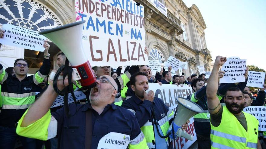 Protesta de los trabajadores ante la Diputación. // G. Santos