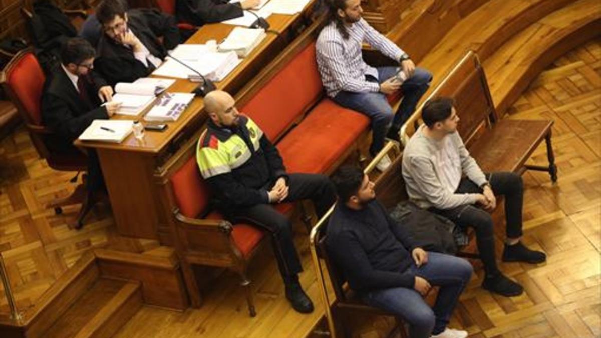 Los tres acusados del crimen del Port Olímpic, sentados en el banquillo durante la sesión de ayer del juicio oral que se celebra en la Audiencia de Barcelona.