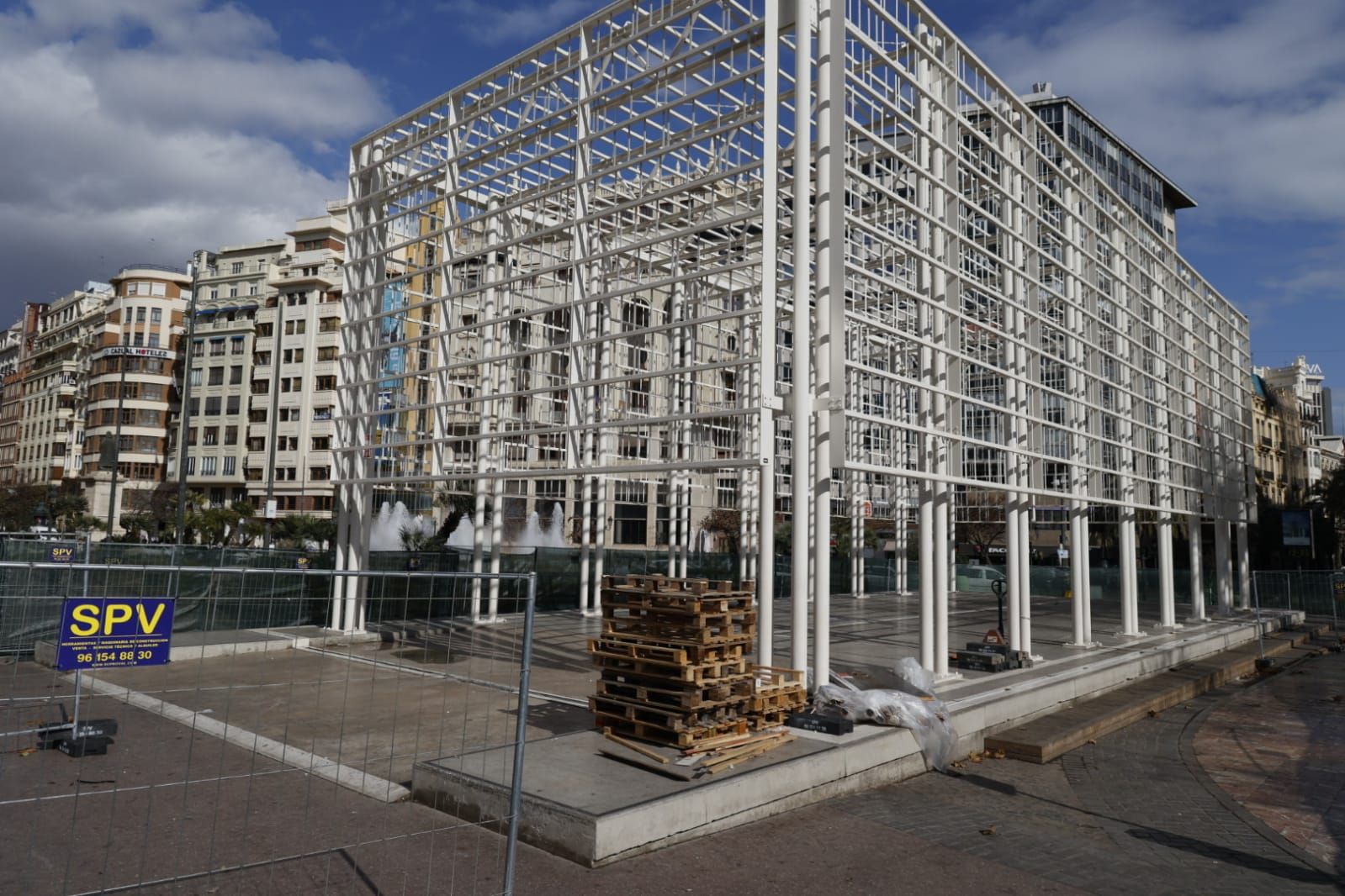 La jaula de la mascletà coge músculo en la plaza del Ayuntamiento