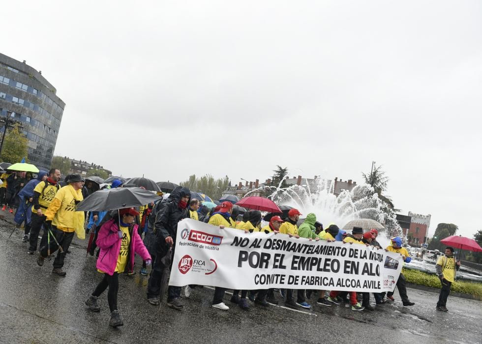 Marcha de trabajadores de Alcoa entre Avilés y Oviedo