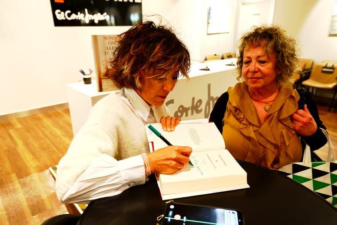 Sonsoles Ónega desata pasiones en su firma de libros en Zaragoza