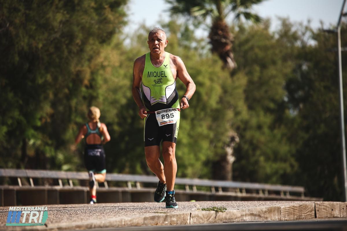 Miguel Micó durante la carrera  en Mediterranea Triatlón de Castelló