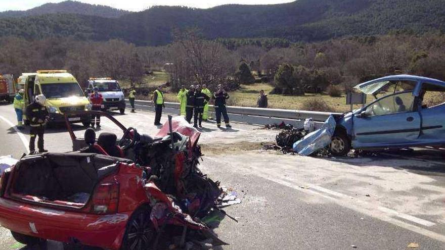 Cinco fallecidos y un herido en el choque frontal de dos vehículos en Ávila