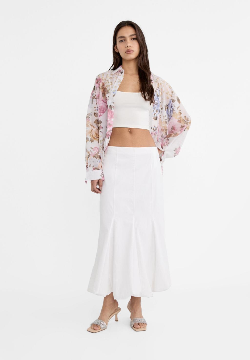 Falda larga globo de Stradivarius (precio: 25,99 euros)