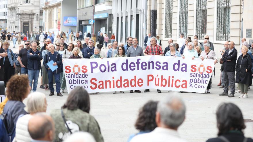 Protesta de SOS Sanidade Pública contra las esperas del Sergas en A Coruña: &quot;¡Que metan a Rueda en la lista!&quot;