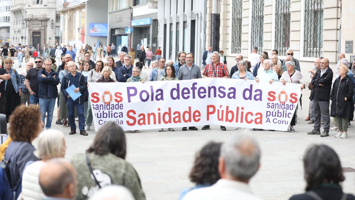Protesta de SOS Sanidade Pública contra las esperas del Sergas en A Coruña: "¡Que metan a Rueda en la lista!"