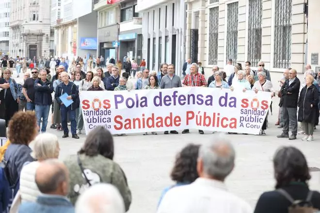 Protesta de SOS Sanidade Pública contra las esperas del Sergas en A Coruña: "¡Que metan a Rueda en la lista!"
