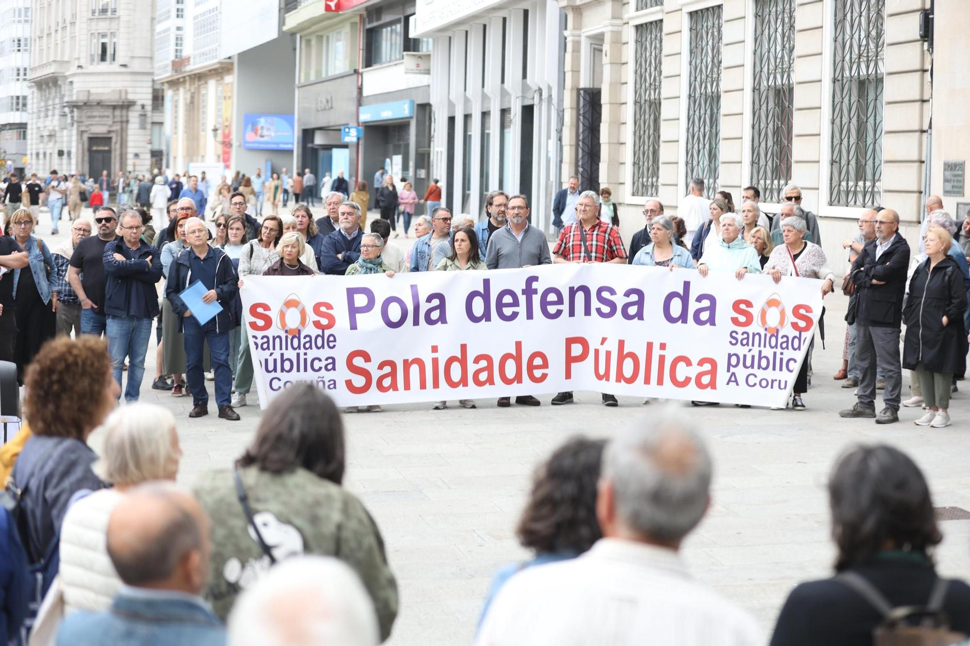 Protesta de SOS Sanidade Pública contra las esperas del Sergas en A Coruña: &quot;¡Que metan a Rueda en la lista!&quot;