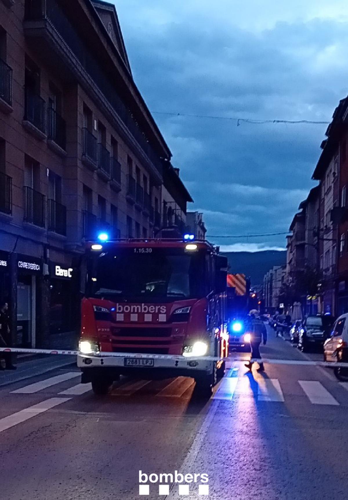 Les cinc dotacions arribant al bloc de pisos on es va originar l'incendi