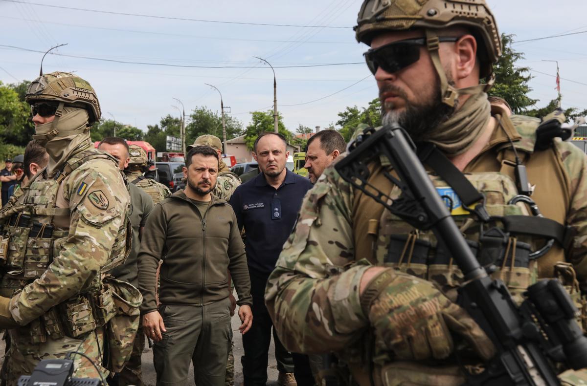 Zelenski visita Jersón tras la voladura de la presa