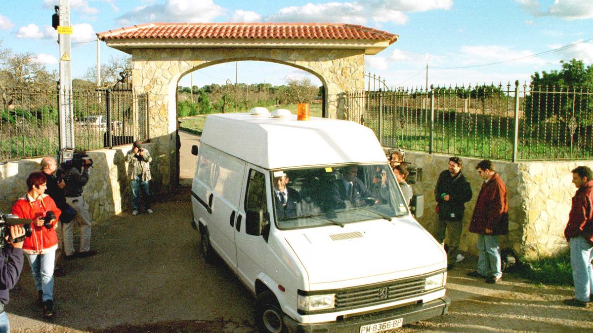 Bierkönig-Mordfälle im Jahr 1997: der Abtransport der Leichen