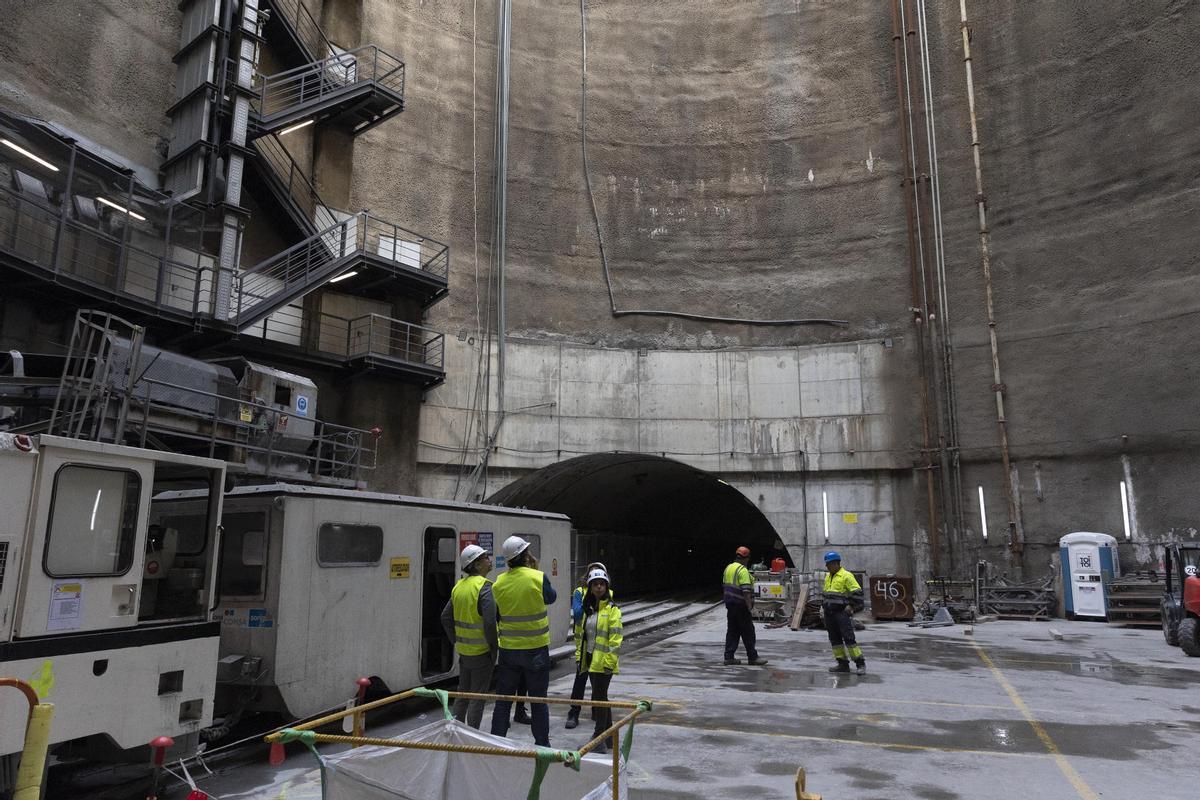 En el interior de la tuneladora de la L9 del metro