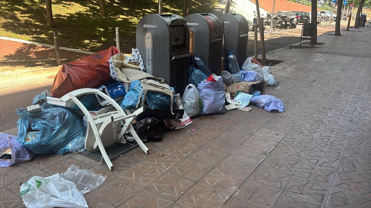 Varios de los buzones de la recogida neumática de basuras de Sant Martí, desbordado, la semana pasada Varios de los buzones de la recogida neumática de basuras de Sant Martí, desbordado, la semana pasada