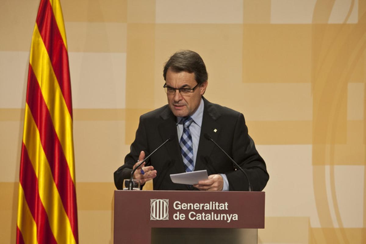 Mas, durant la seva compareixença davant els mitjans després de la reunió del Govern. Mas, durant la seva compareixença davant els mitjans després de la reunió del Govern.