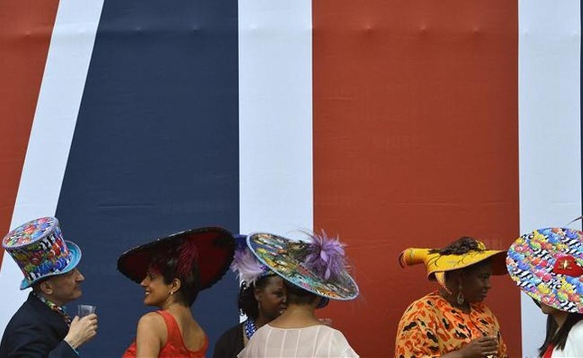 Una majoria de senyors que assisteixen aquest any a les glamuroses curses de cavalls llueixen un virolat barret de copa alta, mentre que el guarniment en forma de plat també ha estat un dels preferits per les senyores.