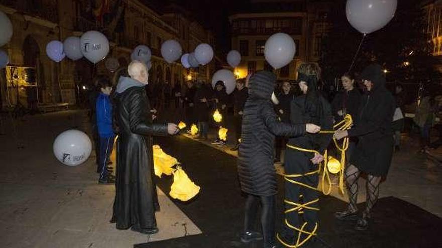 Performance y luces en Oviedo y Avilés contra la pena de muerte