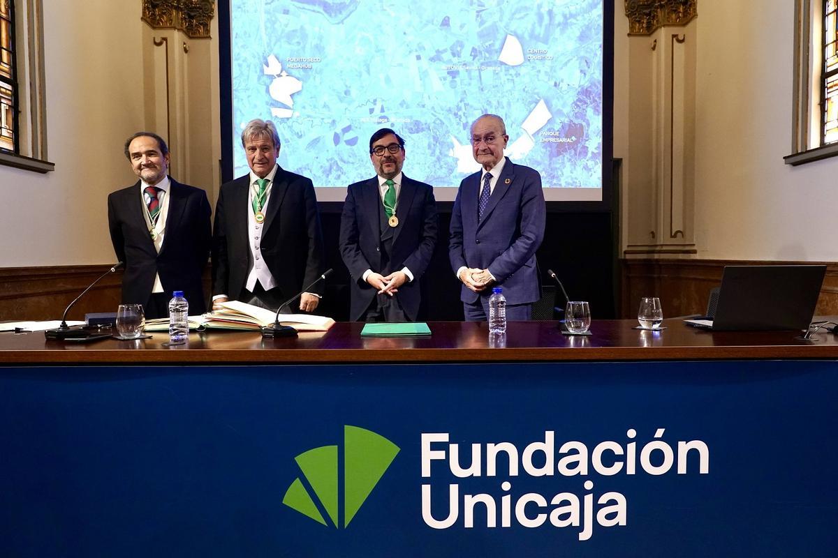 Otro momento del acto de ingreso de Salvador Moreno Peralta en la Academia Andaluza de Ciencias Económicas y del Territorio, con el alcalde Francisco de la Torre.
