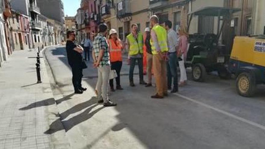 Los responsables de la Diputació visitaron el jueves las obras. En las imágenes se observa la nueva amplitud de las aceras.