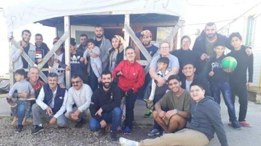 Los voluntarios de Sax y Caudete en el campamento de refugiados de Lavrio.