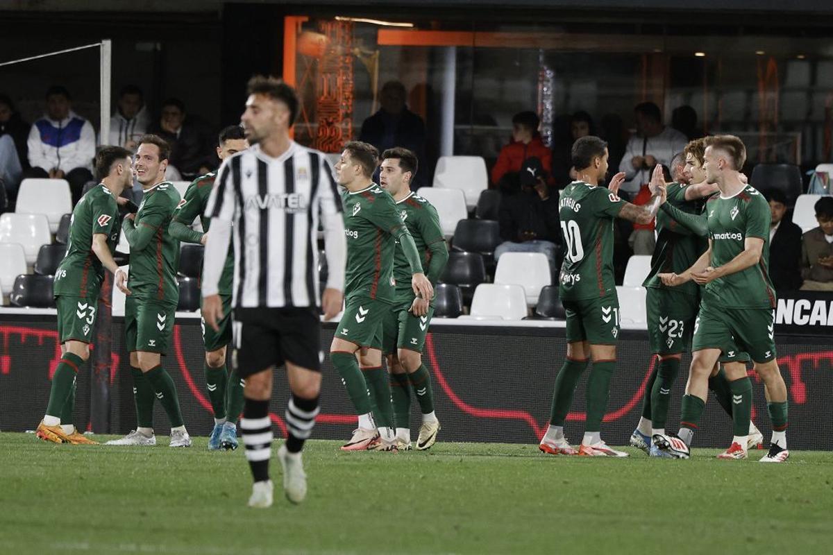 La derrota en casa del FC Cartagena frente al Eibar, en imágenes