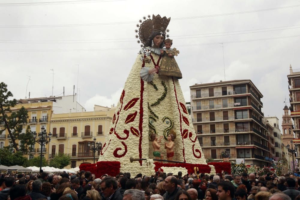 La plaza se llena para ver el manto de la Virgen