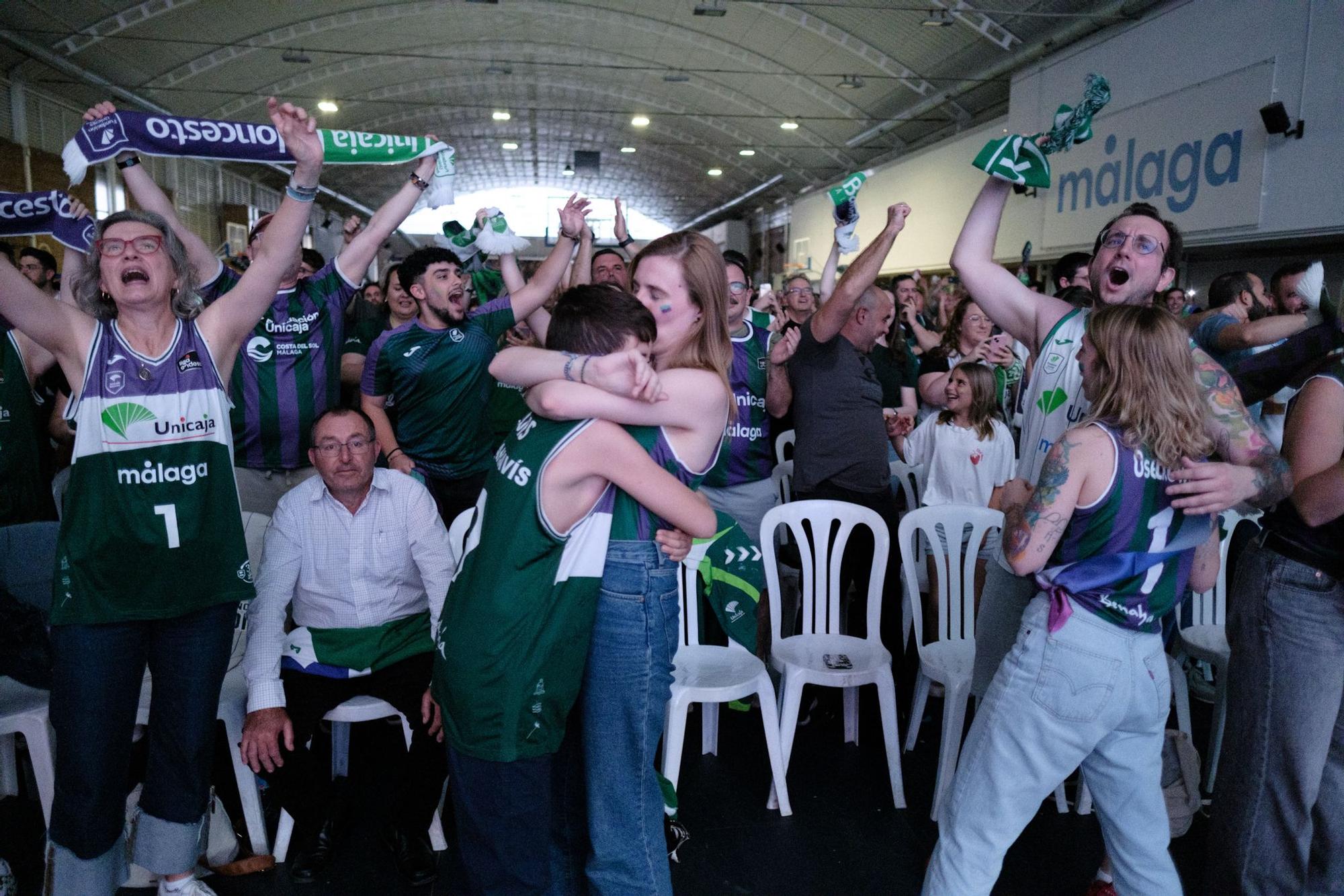 La afición del Unicaja sigue la final de la BCL en Los Guindos
