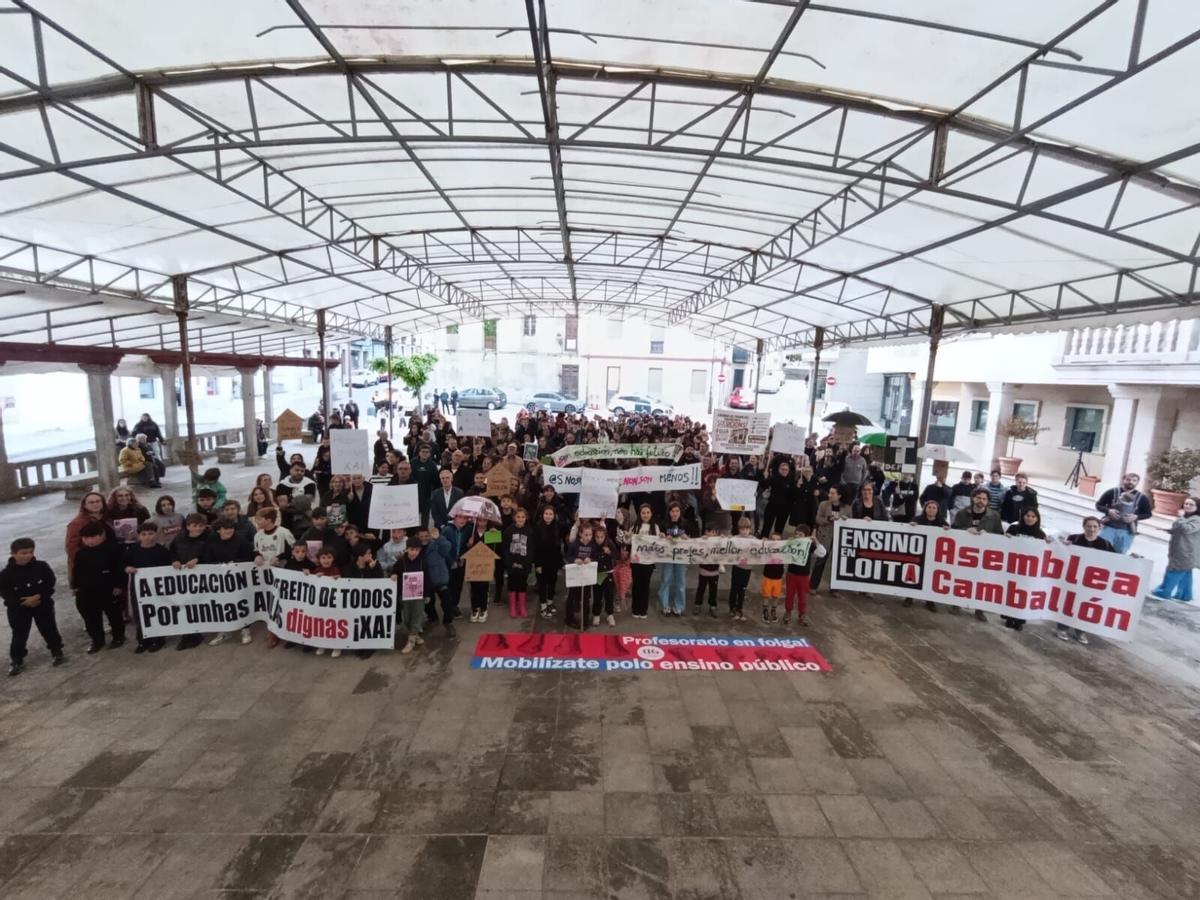 Asistentes a la movilización en Vila de Cruces.