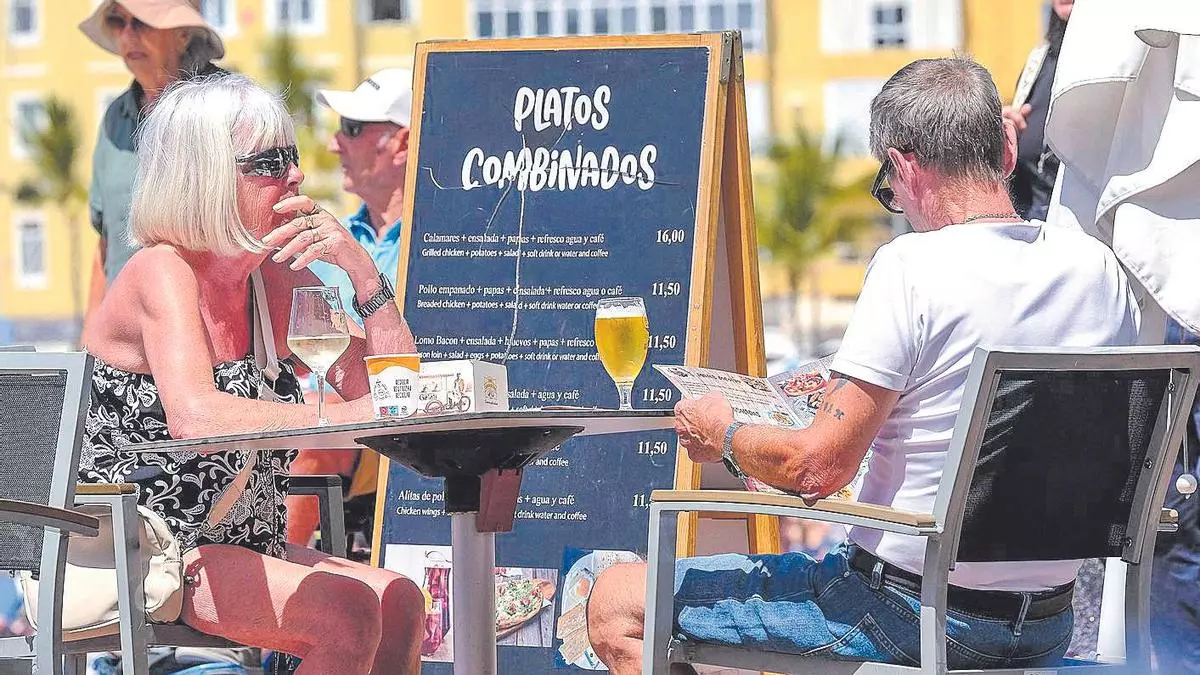 Las prisas por limitar la venta de casas a extranjeros en Canarias chocan con los juristas