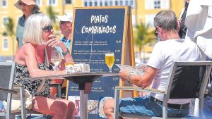 Extranjeros en el Paseo de Las Canteras, en la capital grancanaria.