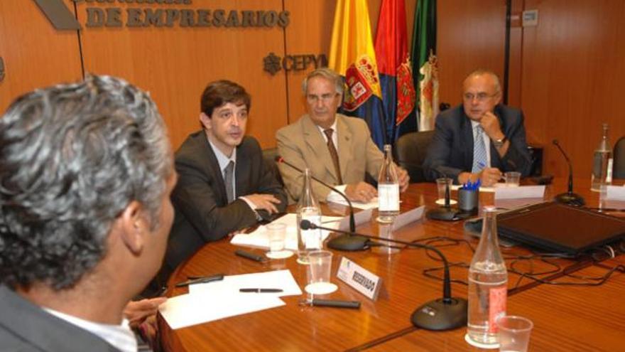 Javier González Ortiz (izqda.), en una reunión junto al presidente de la CCE, Sebastián Grisaleña. | j. c. castro