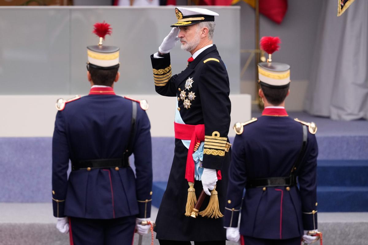 MADRID, 12/10/2025.- El rey Felipe saluda militarmente durante el desfile de las Fuerzas Armadas con motivo de la Fiesta Nacional este domingo en Madrid. EFE/Borja Sánchez-Trillo