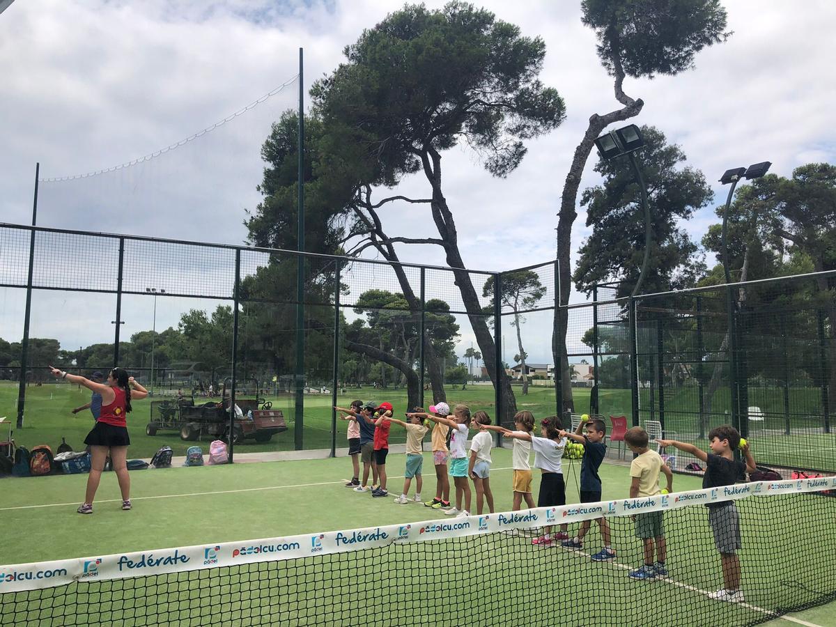 Clases de pádel para niños en el Club de Golf Costa de Azahar.