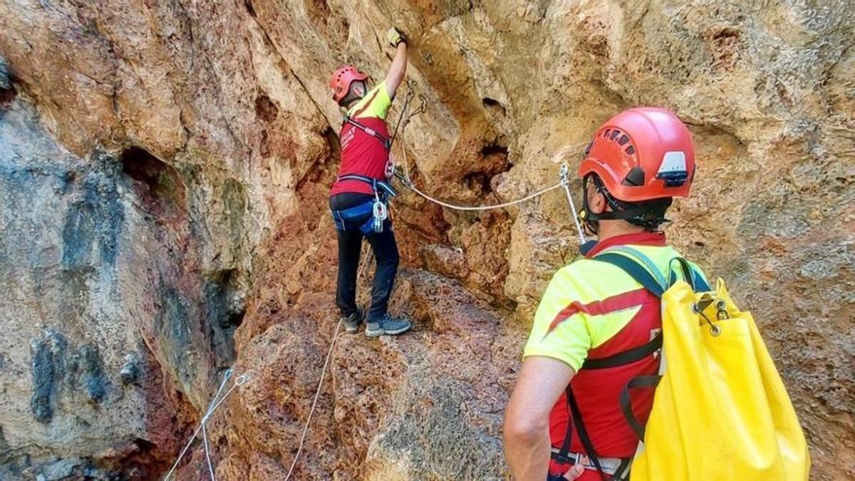 Imagen del rescate en la cueva. BOMBEROS DE IBIZA