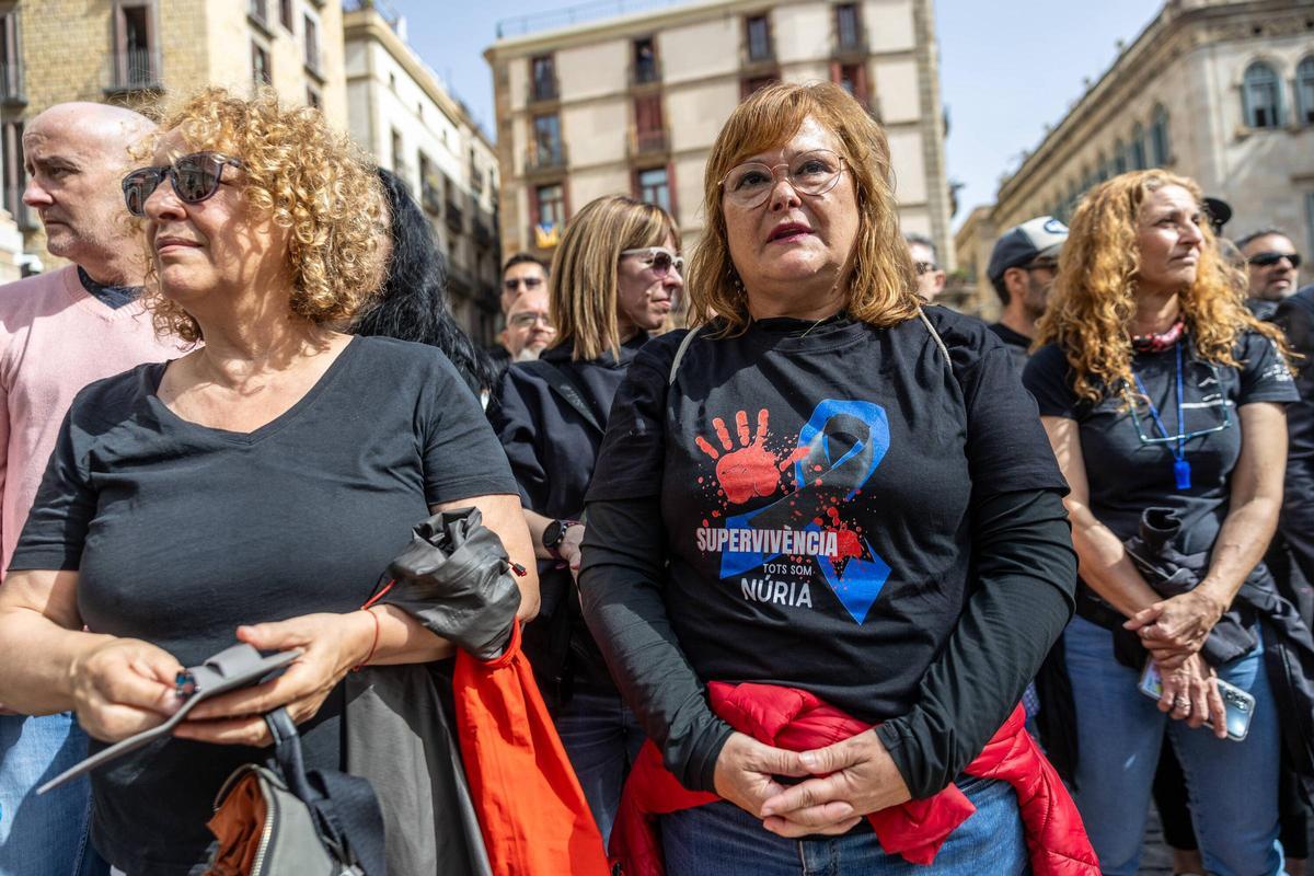 Los funcionarios de prisiones se manifiestan en la plaza de Sant Jaume