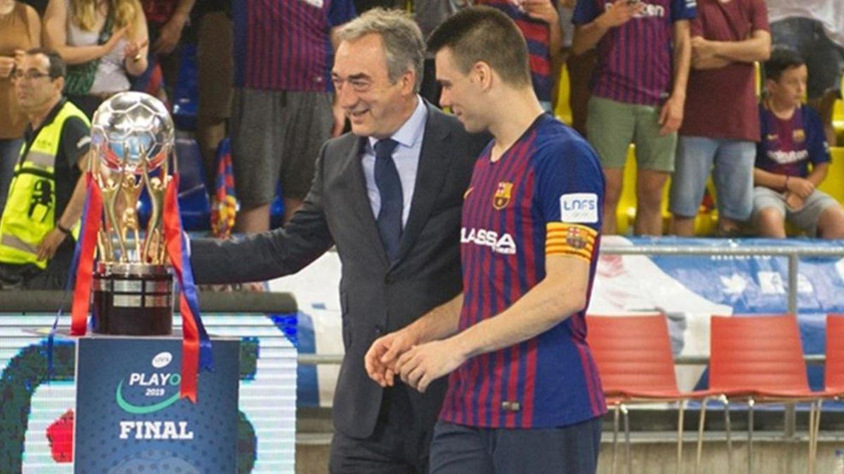 Javier Lozano, junto a Sergio Lozano en el Palau tras el quinto partido