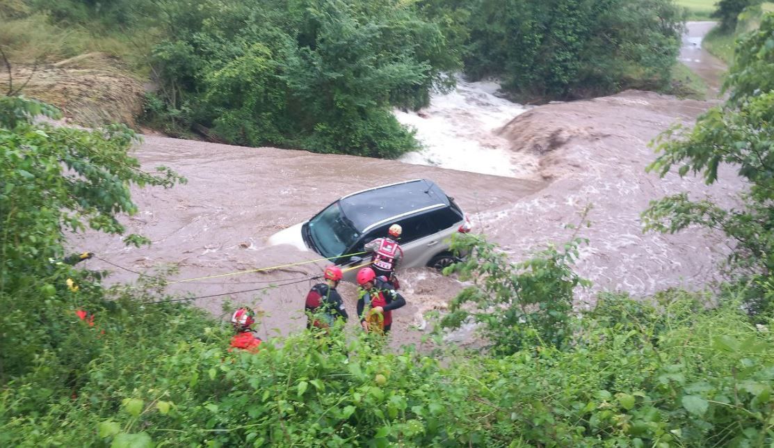 EN FOTOS |  Rescat d&#039;un conductor arrossegat amb el seu cotxe per una riuada a Olvan