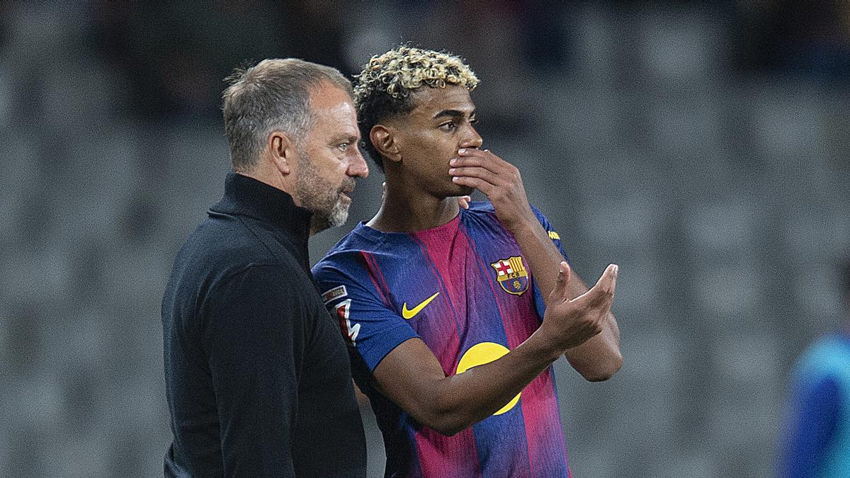 Flick y Lamine conversando en la banda durante el partido de liga contra el Elche