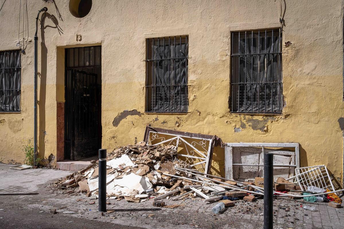 Barcelona, 12/04/2026 Barcelona. Una explosión por una bombona de butano deja ocho heridos y obliga a desalojar un edificio en Barcelona. Entrevistamos a una vecina que ha acogido en su casa a una familia con un bebé cuya vivienda quedó ayer calcinada por el incendio. En la imágen observamos restos de las afectaciones del incendio producido en el edificio situado en Calle Venero 13. AUTOR: MANU MITRU
