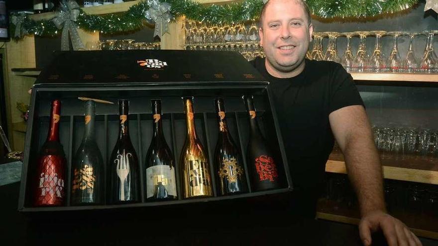 Álvaro Ibaibarriaga, con la colección de vinos de su bodega 7 Pecados. // Rafa Vázquez