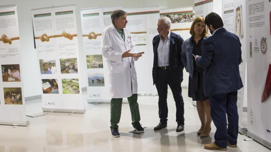 Gimena Llamedo González charla con Ricardo González Figueira, José Fernández Díaz y Martín Ramírez de Diego en la inauguración de &quot;Esenciales para la vida&quot;