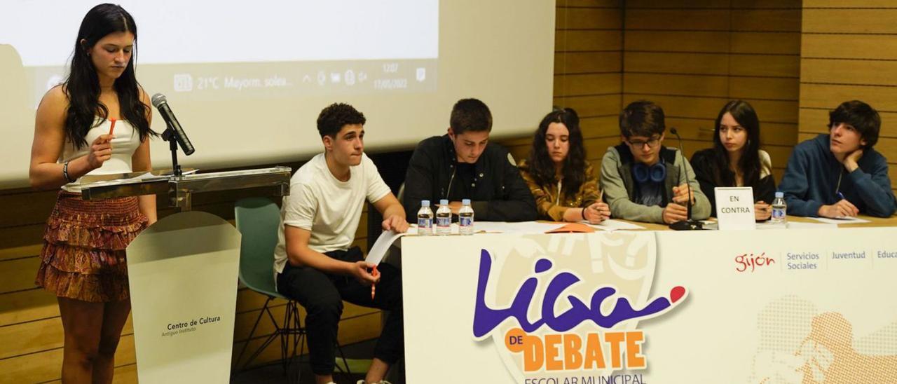 Lucía Hevia, de las Dominicas, tras el atril. Al lado, por la izquierda, los alumnos del Calderón de la Barca Juan Ruiz, Hugo Lada, Leyre Costales, Efran Fernández, Laura Medina y Álvaro Alcaldo, ayer, en la Escuela de Comercio.