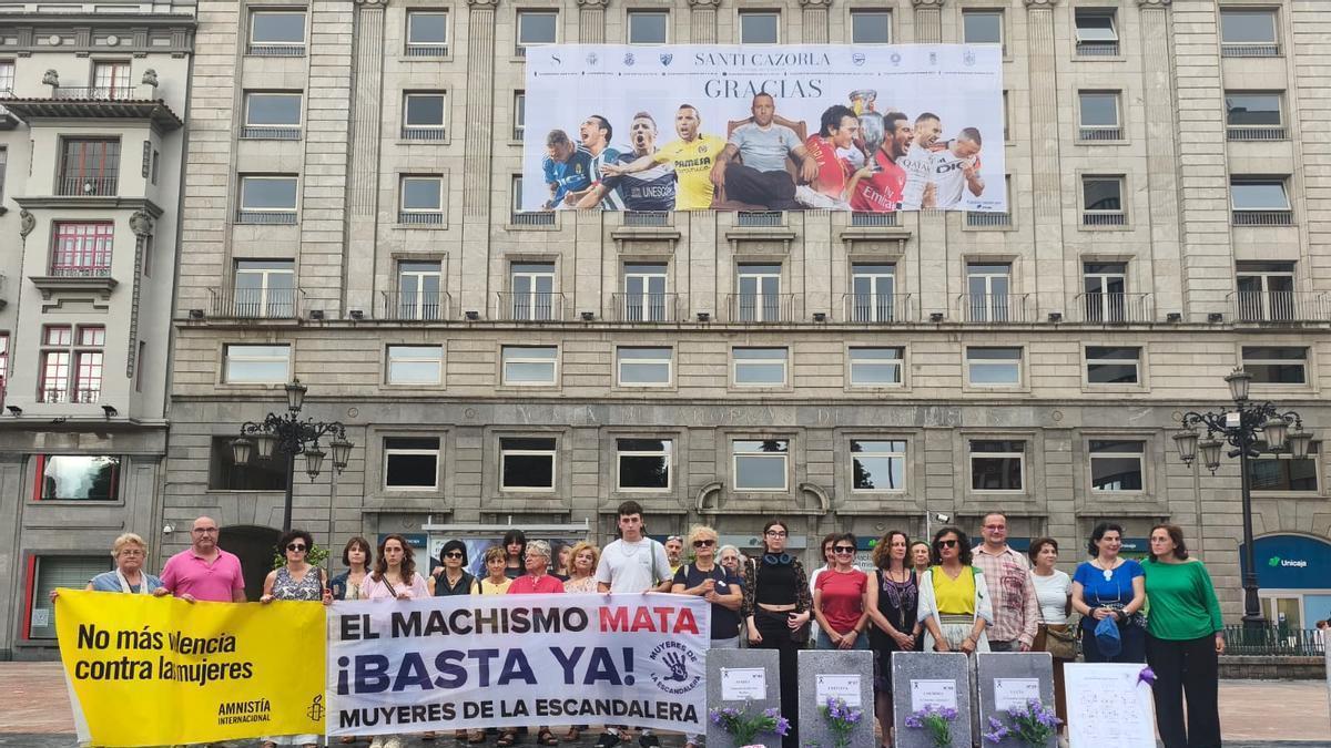Los manifestantes, al pie de la Plaza de la Escandalera