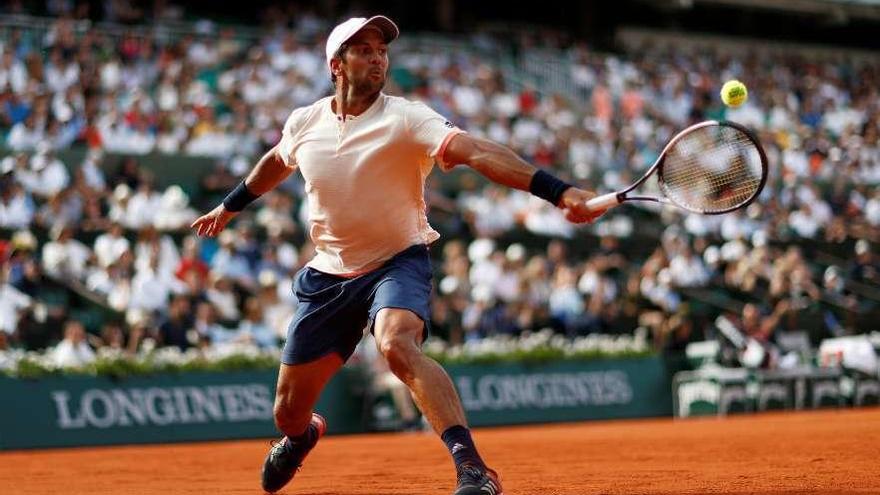 Fernando Verdasco intenta devolver una bola en su partido con Djokovic.