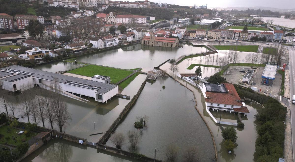 Inundaciones por el desbordamiento del río Mondego, ayer, en la ciudad portuguesa de Coímbra. | AP