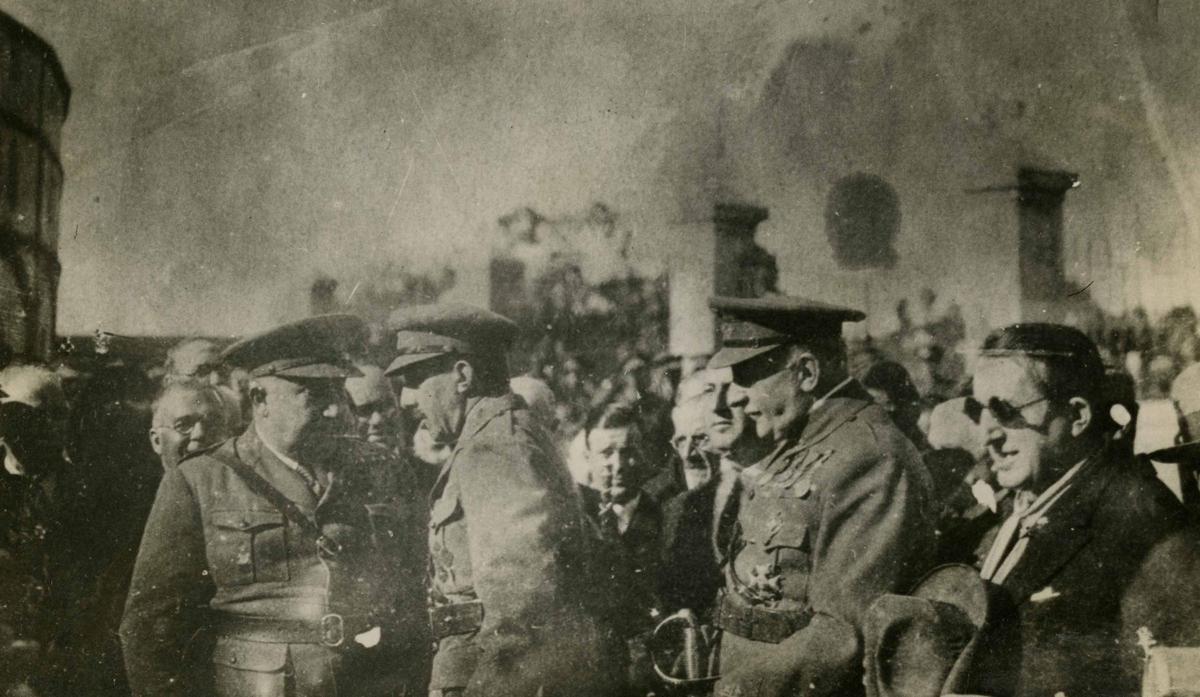 Alfonso XIII visitando el cuartel Infanta Isabel (1928).