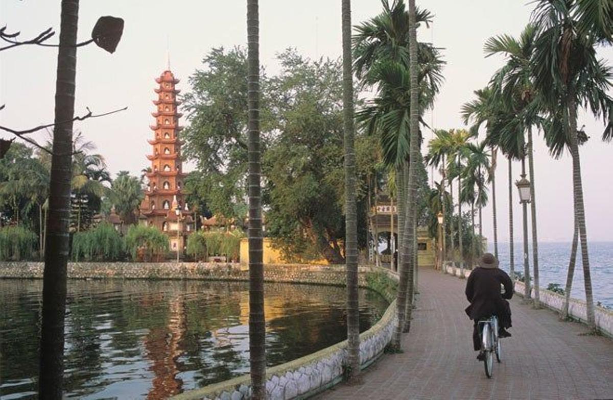 La pagoda Tran Quoc está sobre una isla en el Lago Oeste, a las afueras de Hanoi.