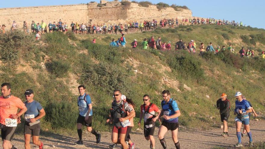 Cientos de corredores durante la carrera.