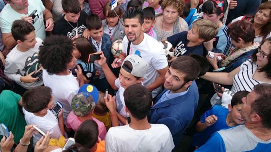 Nolito, rodeado de seguidores, hoy en Bueu. // G. Núñez