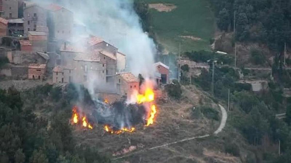 Imatge de l'incènci a Odèn a pocs metres de les cases