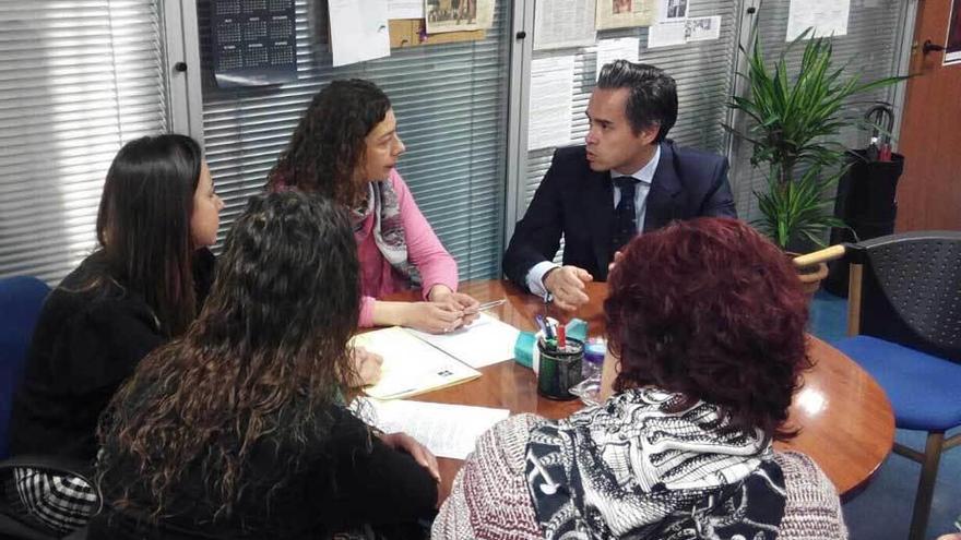 Cristina Pontón, en el centro, con el abogado David Mayo.